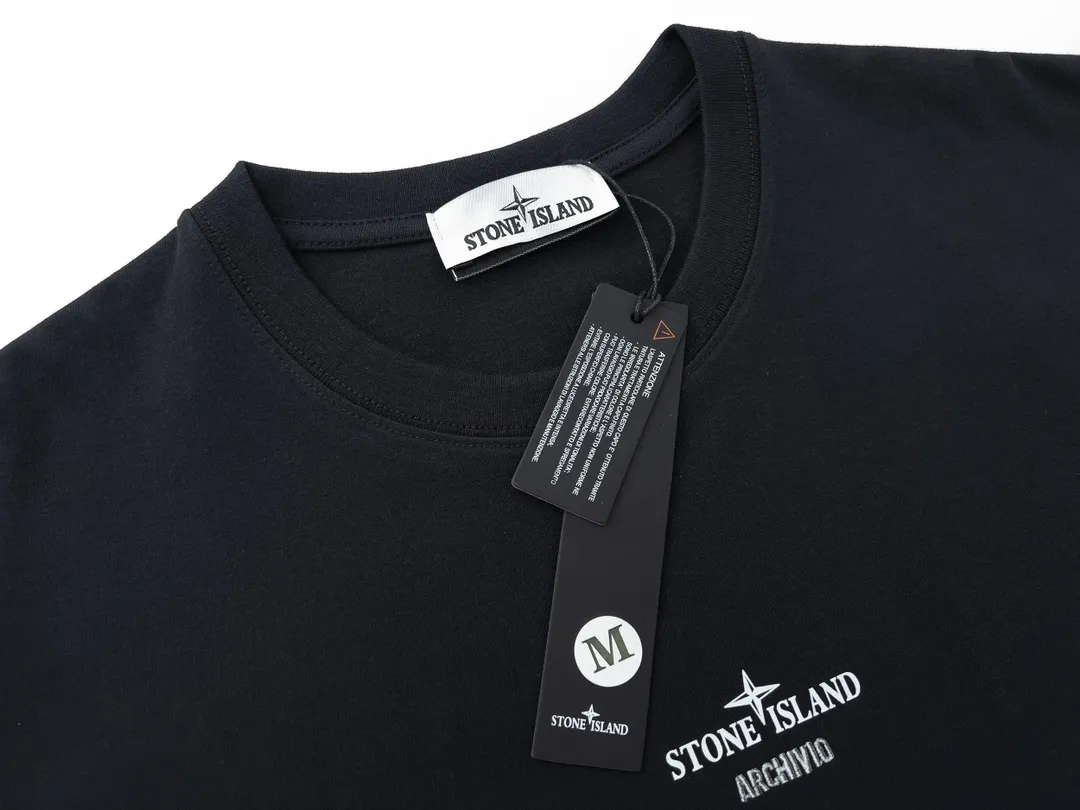 W619#P110💰 [Stone lsland/Stone Island summer new short-sleeved T-shirt with cotton pattern print on the back] ⚠️[Original creation with high control of details] - Made of 260 grams of combed cotton, 32 count double yarn, soft and comfortable to the touch, sweat-absorbent and breathable. - Simple, basic and versatile style, original quality, the first choice for couples. - Made in a large factory, four needles and five threads on the shoulder, neatly arranged, high quality workmanship. - Same style for men and women. Very versatile, one piece for everyone, details are clearly visible. Color: Black White Size: M L